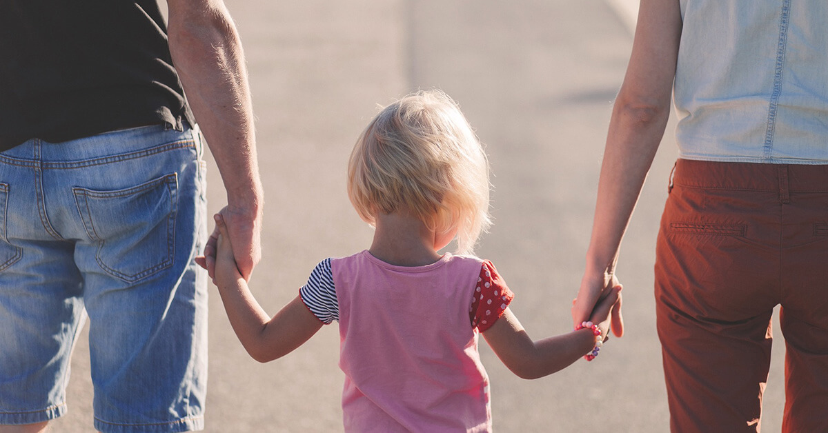 Glückliche Familie mit kleinem Kind