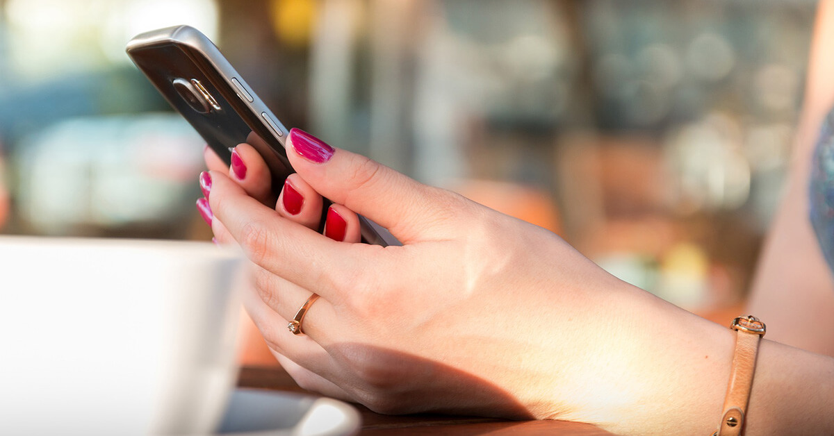 Frau prüft ihr Depot am Smartphone